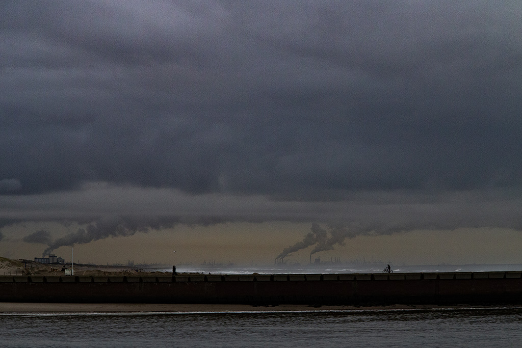 Scheveningen, 2015, “zuidelijke havenhoofd, gezicht op Hoek van Holland” — Hans Emeis